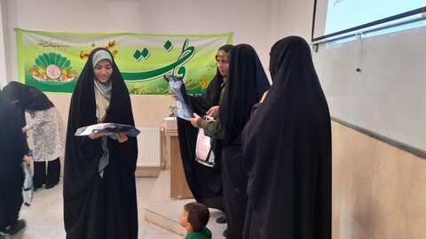 تصاویر/اهدای هدیه به طلاب مدرسه علمیه فاطمه الزهرا (س)ساوه به مناسبت روز دختر