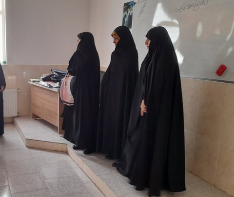 تصاویر/اهدای هدیه به طلاب مدرسه علمیه فاطمه الزهرا (س)ساوه به مناسبت روز دختر