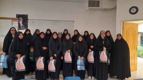 تصاویر/اهدای هدیه به طلاب مدرسه علمیه فاطمه الزهرا (س)ساوه به مناسبت روز دختر