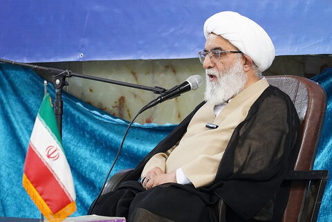 عدد من الطلاب يعتمرون العمائم على يدي آية الله شَب‌زِندِه‌دار