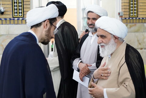 عدد من الطلاب يعتمرون العمائم على يدي آية الله شَب‌زِندِه‌دار
