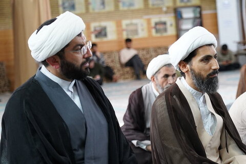 عدد من الطلاب يعتمرون العمائم على يدي آية الله شَب‌زِندِه‌دار