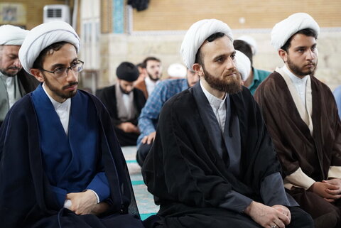 عدد من الطلاب يعتمرون العمائم على يدي آية الله شَب‌زِندِه‌دار