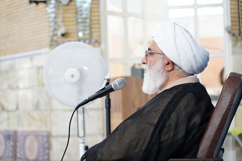 عدد من الطلاب يعتمرون العمائم على يدي آية الله شَب‌زِندِه‌دار