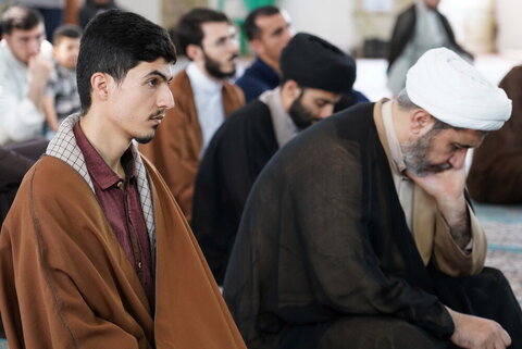 عدد من الطلاب يعتمرون العمائم على يدي آية الله شَب‌زِندِه‌دار