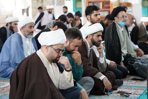 عدد من الطلاب يعتمرون العمائم على يدي آية الله شَب‌زِندِه‌دار