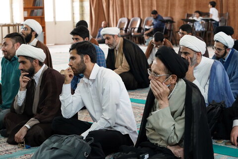 عدد من الطلاب يعتمرون العمائم على يدي آية الله شَب‌زِندِه‌دار