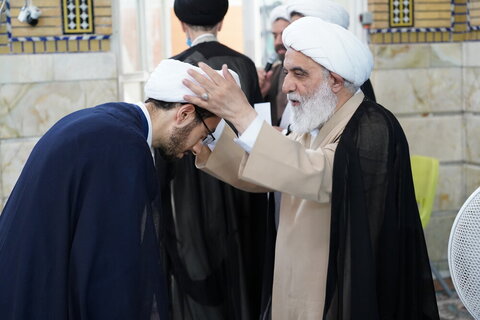عدد من الطلاب يعتمرون العمائم على يدي آية الله شَب‌زِندِه‌دار