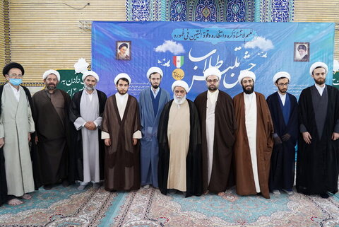 عدد من الطلاب يعتمرون العمائم على يدي آية الله شَب‌زِندِه‌دار