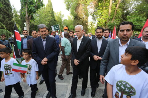 تصاویر / کاشت درخت صلح توسط مهمانان سومین اجلاس بین المللی ایران و آفریقا در اصفهان