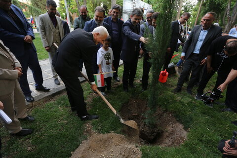 تصاویر / کاشت درخت صلح توسط مهمانان سومین اجلاس بین المللی ایران و آفریقا در اصفهان