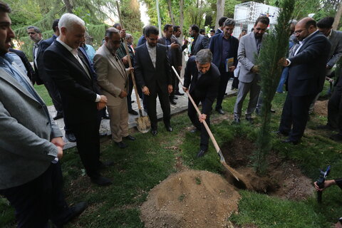 تصاویر / کاشت درخت صلح توسط مهمانان سومین اجلاس بین المللی ایران و آفریقا در اصفهان