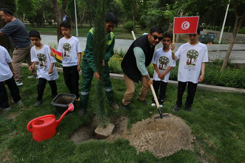 تصاویر / کاشت درخت صلح توسط مهمانان سومین اجلاس بین المللی ایران و آفریقا در اصفهان