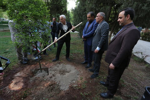 تصاویر / کاشت درخت صلح توسط مهمانان سومین اجلاس بین المللی ایران و آفریقا در اصفهان