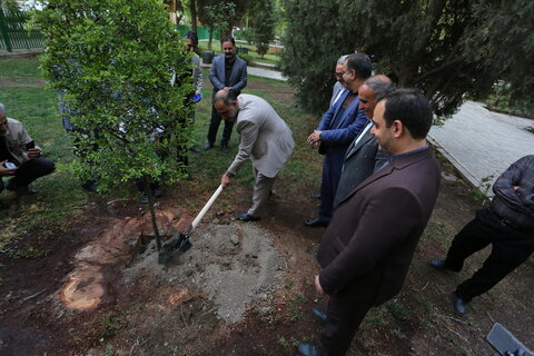 تصاویر / کاشت درخت صلح توسط مهمانان سومین اجلاس بین المللی ایران و آفریقا در اصفهان