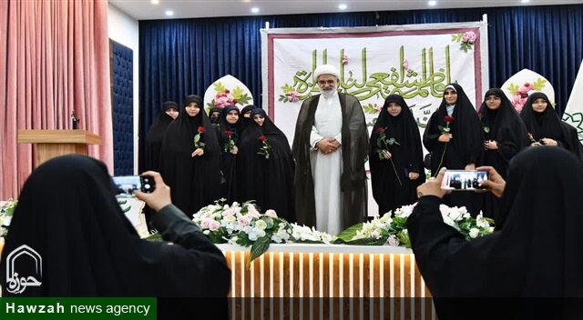 پدرانه پای صحبت طلاب خواهر در روز دختر