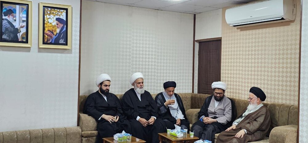 وفد آية الله العظمى النجفي يُسلّم وثيقة تعزية رسمية لممثل الإمام الخامنئي في العراق إثر انفجار ميناء الشهيد رجائي