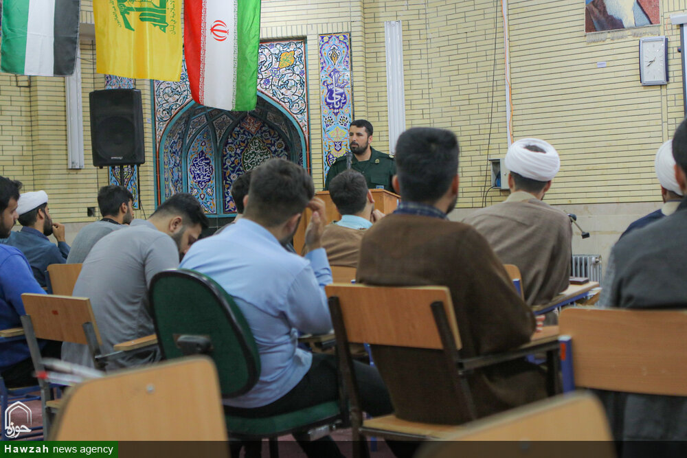 تصاویر/ جلسه بصیرتی طلاب بسیجی در مدرسه علمیه آیت‌الله آخوند