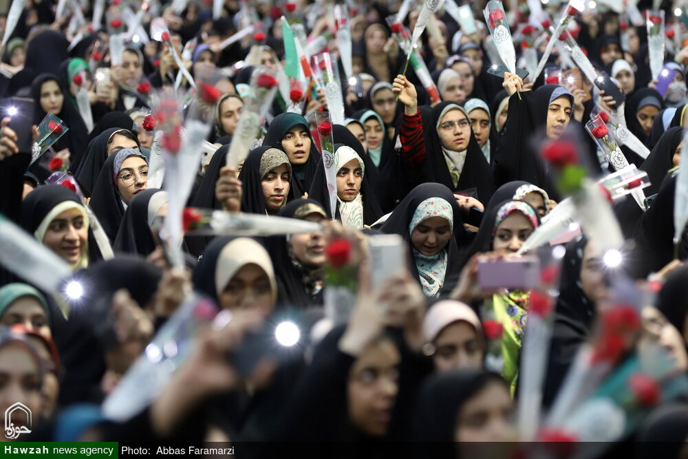 ادای احترام دانشجویان دختر به بانوی کرامت
