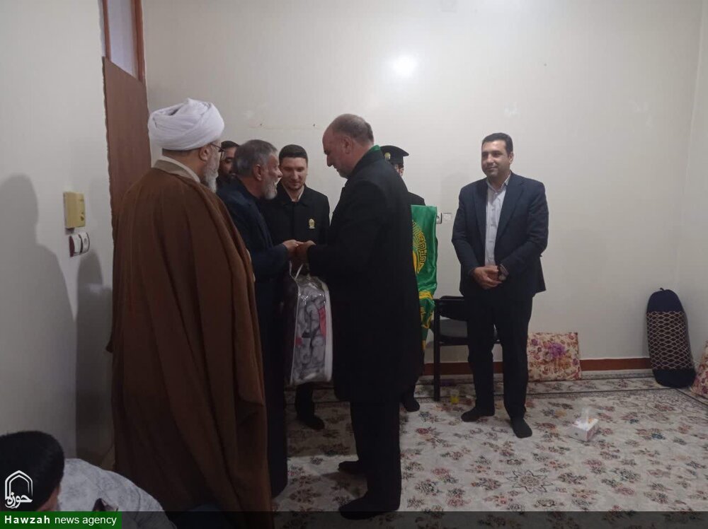 دیدار خادمین حرم مطهر رضوی با خانواده شهدا در شهرستان باوی