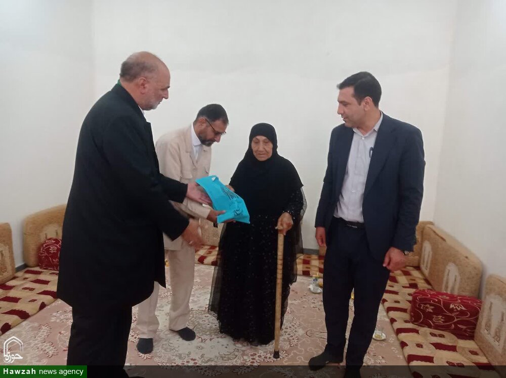 دیدار خادمین حرم مطهر رضوی با خانواده شهدا در شهرستان باوی