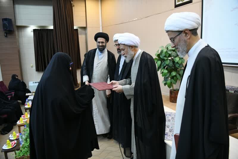 تصاویر/ همایش تجلیل از اساتید حوزه علمیه خواهران فارس