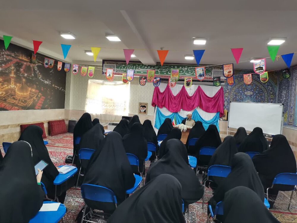 تصاویر/ نشست موسس و تولیت مدارس علمیه خواهران و برادران نورآباد با خواهران مدرسه ریحانه الرسول(س)شهرستان