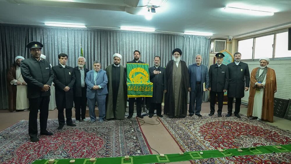 تصاویر| حضور کاروان "زیر سایه خورشید" آستان قدس رضوی در دفتر حجت‌الاسلام والمسلمین حسینی همدانی