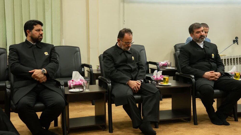 تصاویر| حضور کاروان "زیر سایه خورشید" آستان قدس رضوی در دفتر حجت‌الاسلام والمسلمین حسینی همدانی