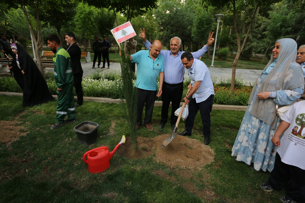 تصاویر / کاشت درخت صلح توسط مهمانان سومین اجلاس بین المللی ایران و آفریقا در اصفهان