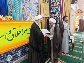 تصاویر/ تقدیر از فعالین پویش ایران همدل در نمازجمعه بوشهر