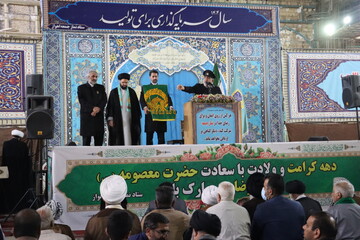 تصاویر/ حضور خادمان آستان قدس رضوی در بین نمازگزاران نماز جمعه اهواز