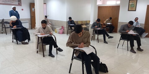 تصاویر / برگزاری آزمون کتبی شناسایی استعدادهای برتر مدارس علمیه کاشان