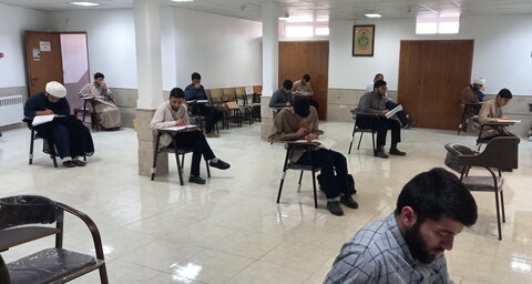 تصاویر / برگزاری آزمون کتبی شناسایی استعدادهای برتر مدارس علمیه کاشان