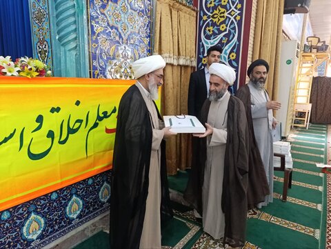 تصاویر/ تقدیر از فعالین پویش ایران همدل در نمازجمعه بوشهر