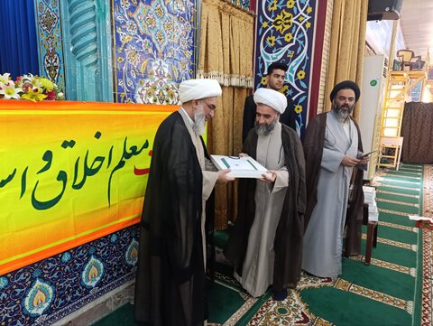 تصاویر/ تقدیر از فعالین پویش ایران همدل در نمازجمعه بوشهر