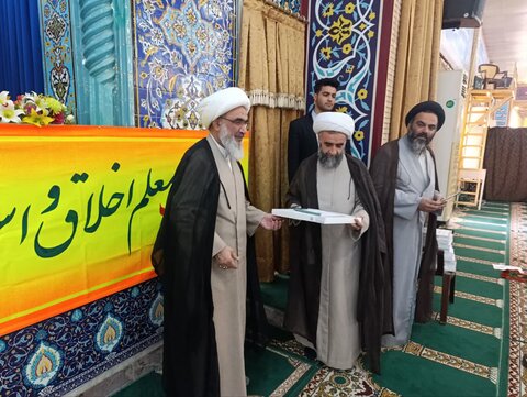 تصاویر/ تقدیر از فعالین پویش ایران همدل در نمازجمعه بوشهر