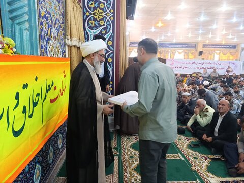 تصاویر/ تقدیر از فعالین پویش ایران همدل در نمازجمعه بوشهر