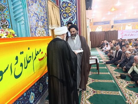 تصاویر/ تقدیر از فعالین پویش ایران همدل در نمازجمعه بوشهر