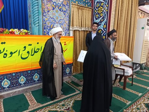 تصاویر/ تقدیر از فعالین پویش ایران همدل در نمازجمعه بوشهر