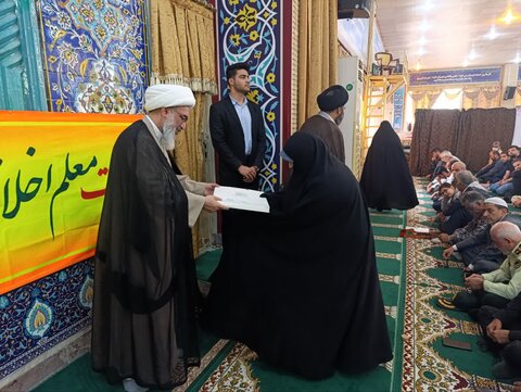 تصاویر/ تقدیر از فعالین پویش ایران همدل در نمازجمعه بوشهر