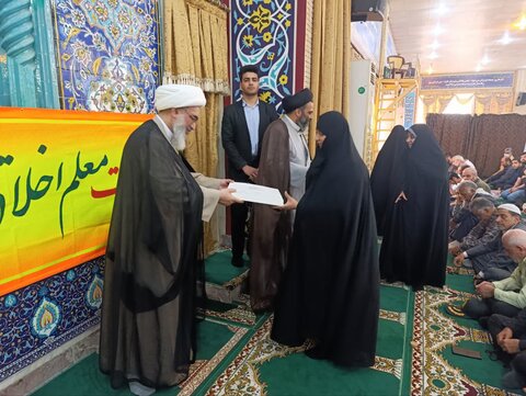 تصاویر/ تقدیر از فعالین پویش ایران همدل در نمازجمعه بوشهر