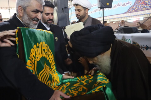 حضور خادمان آستان قدس رضوی در بین نمازگزاران نماز جمعه اهواز