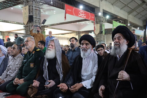 حضور خادمان آستان قدس رضوی در بین نمازگزاران نماز جمعه اهواز