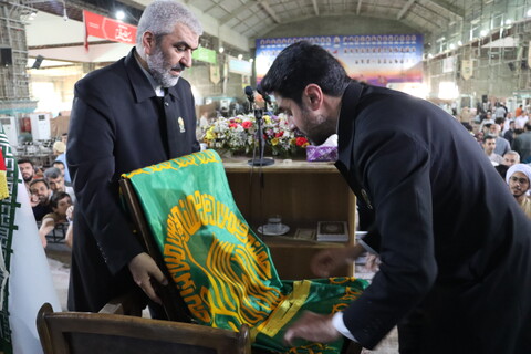 حضور خادمان آستان قدس رضوی در بین نمازگزاران نماز جمعه اهواز