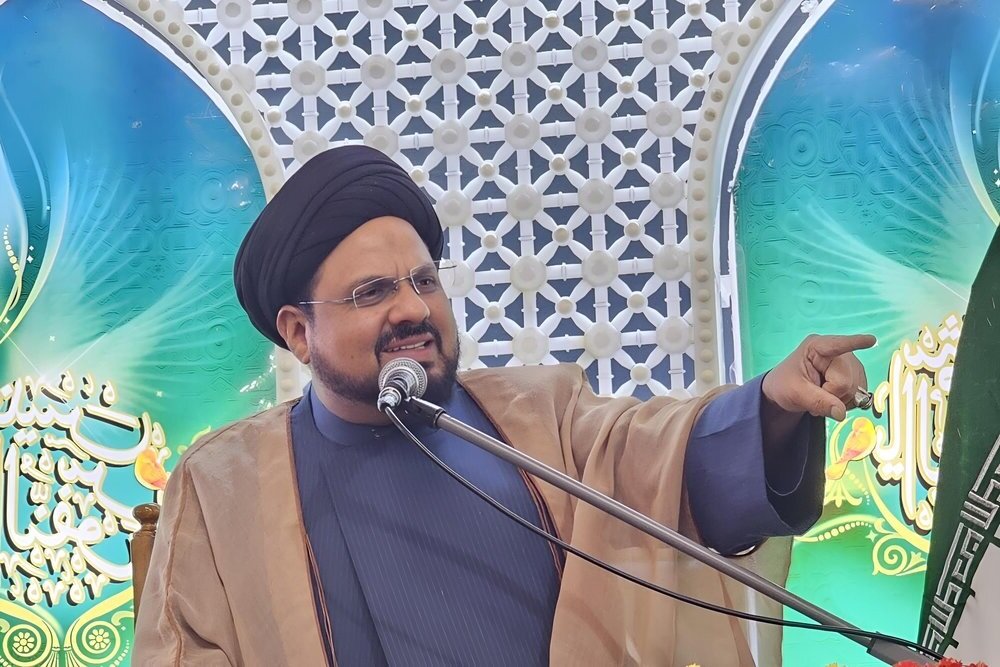 अहले बैत (अ) की सीरत पर अमल करने से ही एक परिवार को बचाया जा सकता है; केवल बातें करना पर्याप्त नहीं है