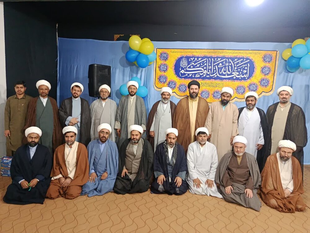 تصاویر/ تقدیر از اساتید مدرسه علمیه ایرانشهر در روز معلم