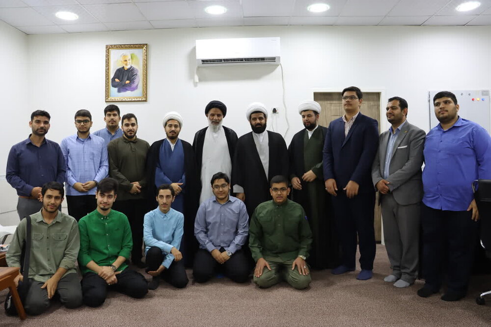 شهیدان رئیسی و سلیمانی را الگوی ساده‌زیستی خود قرار دهید+عکس