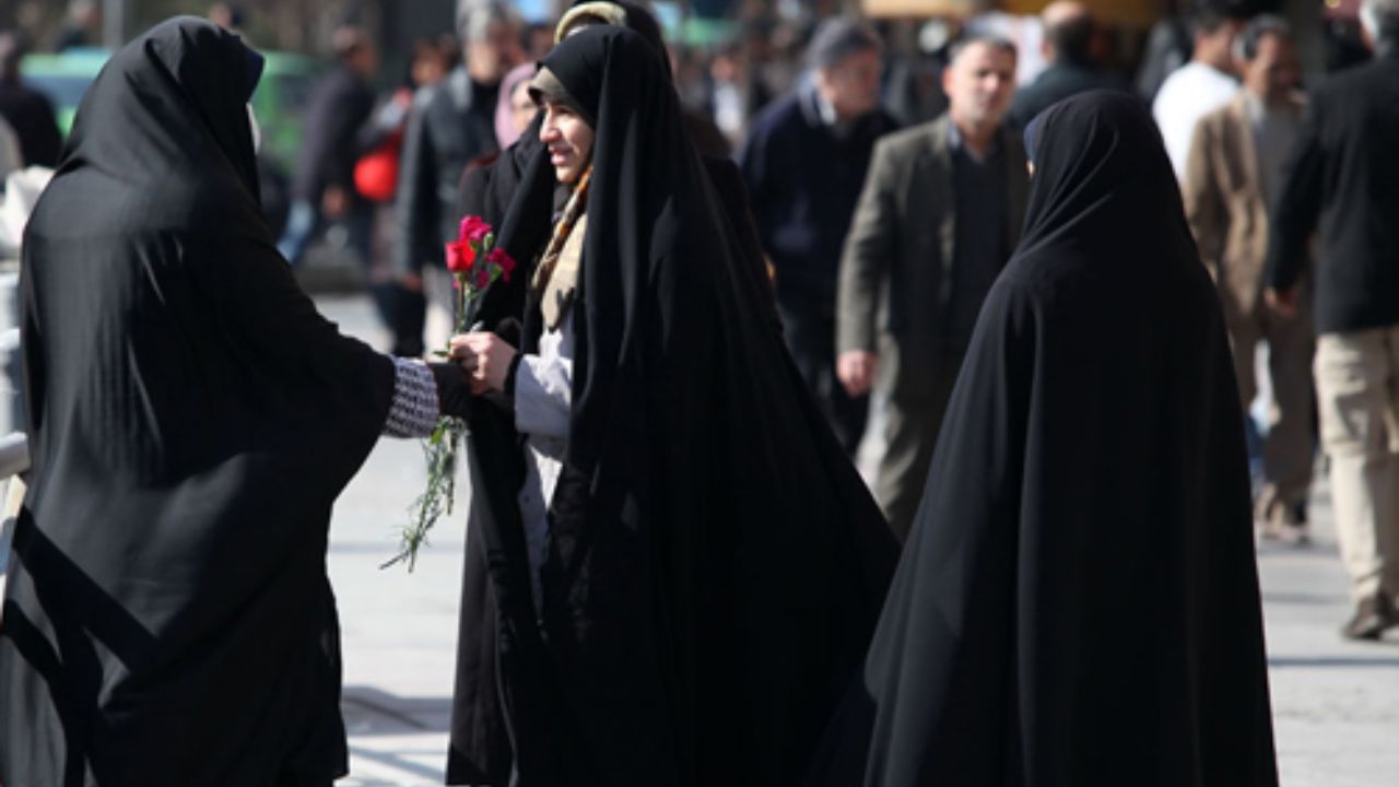 چادر و پوشش مهم ترین وجه تمایز زن مسلمان است