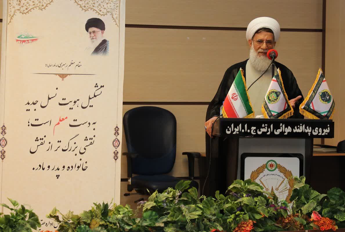 معلم در خط مقدم جنگ با جهل است/ لزوم بازشناسی سمت درست تاریخ توسط معلم